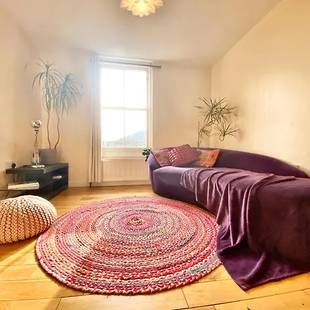 London'S Central East End 2 Bedroom City Apartments